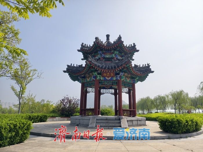 春染华不注，湖光醉游人