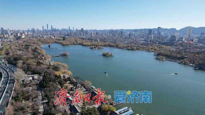 济南迎高透天气 “泉城蓝”扮靓城市天际线