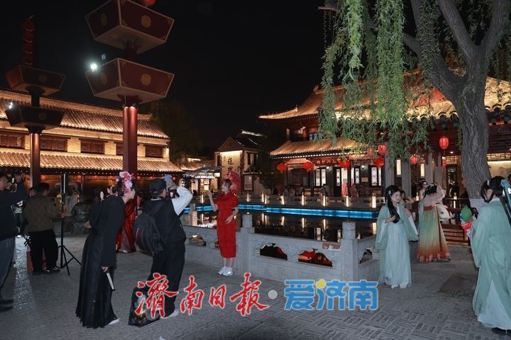 假期古城 越夜越精彩