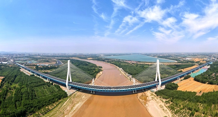穿新装了，G104京岚线济南黄河公路大桥主桥桥面沥青摊铺进展顺利