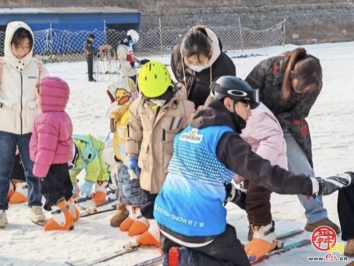 冬日雏鹰展翅，济南市首届冰雪消费季“冰雪进校园”带萌娃走进滑雪场