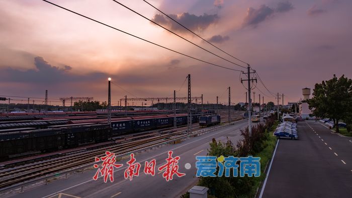 一年四季 泉在济南丨济南雨后现“丁达尔”效应，机车公园日落美景入眼成画