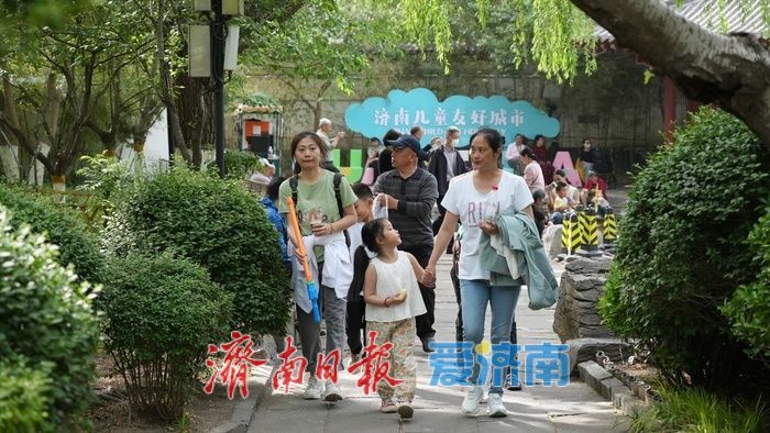 春日如夏，五龙潭公园“清泉石上流”景点成孩子们亲水乐园