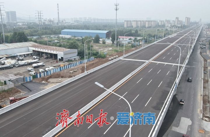 工业北路快速路东延项目 高架段开始施划交通标识线