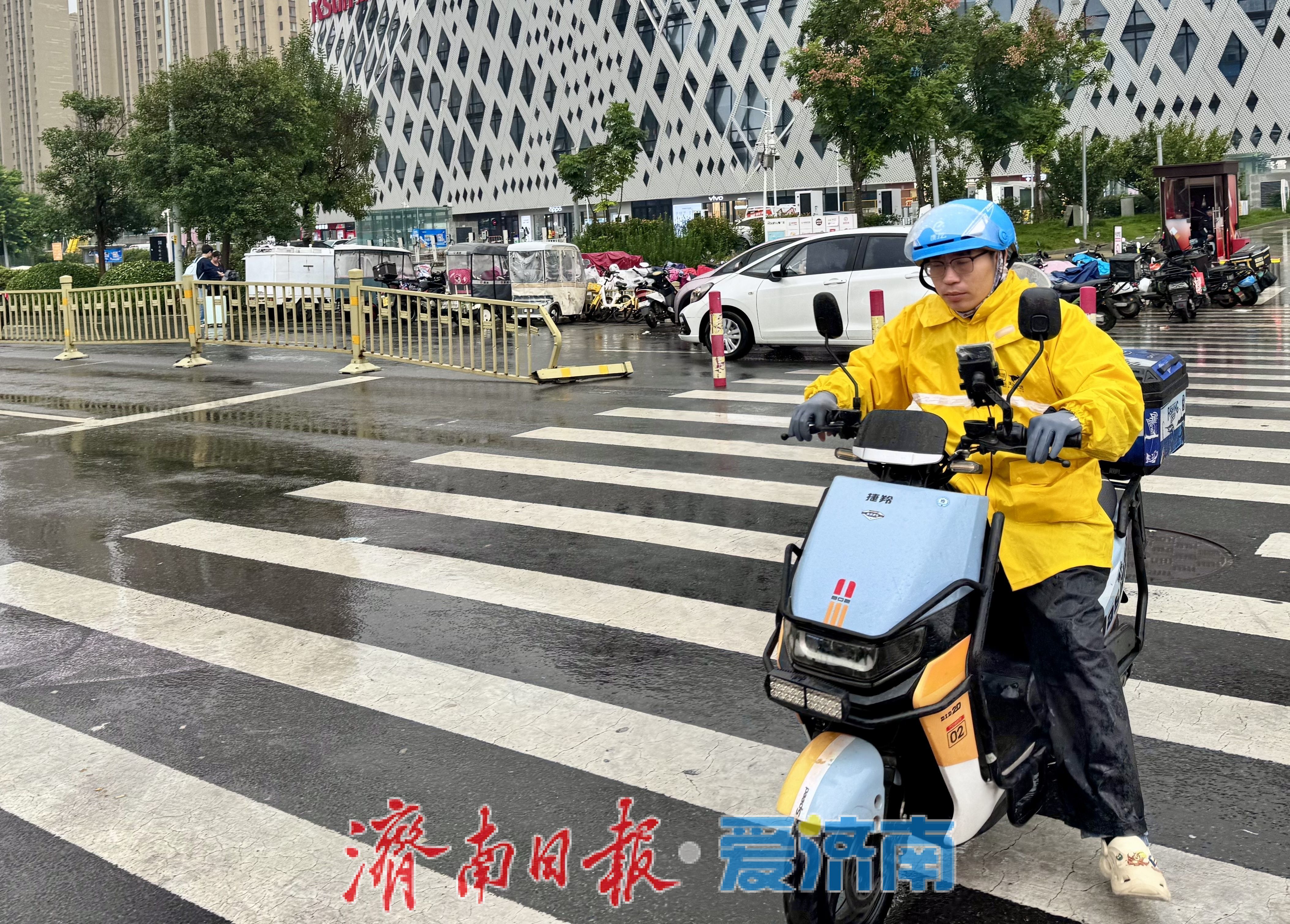 泉城秋雨迎寒意 市民添衣暖意浓