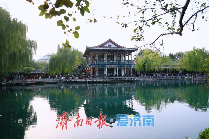 斑斓秋色映清泉！深秋时节 济南五龙潭公园风景如画