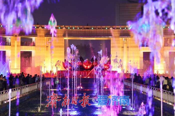 泉城广场荷花音乐喷泉焕新升级：“智慧大脑”加持，16只“旋转盘龙”惊艳亮相