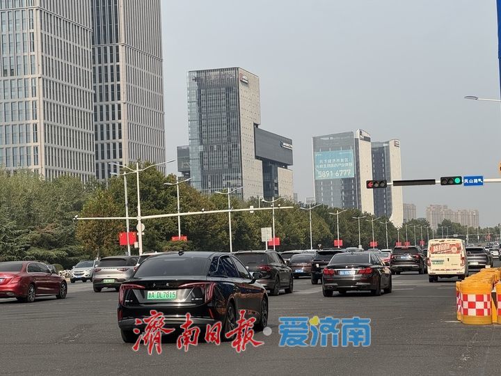 红旗飘扬迎国庆 经十路尽显“中国红”