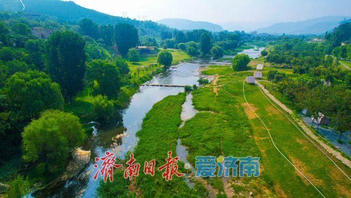 玉符河畔碧水绿树相映，绘就泉城清凉画卷