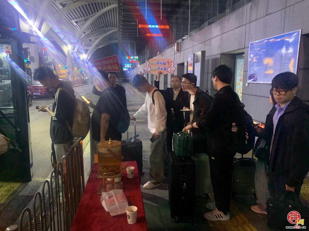 济南公交深夜护航 温暖旅客归途