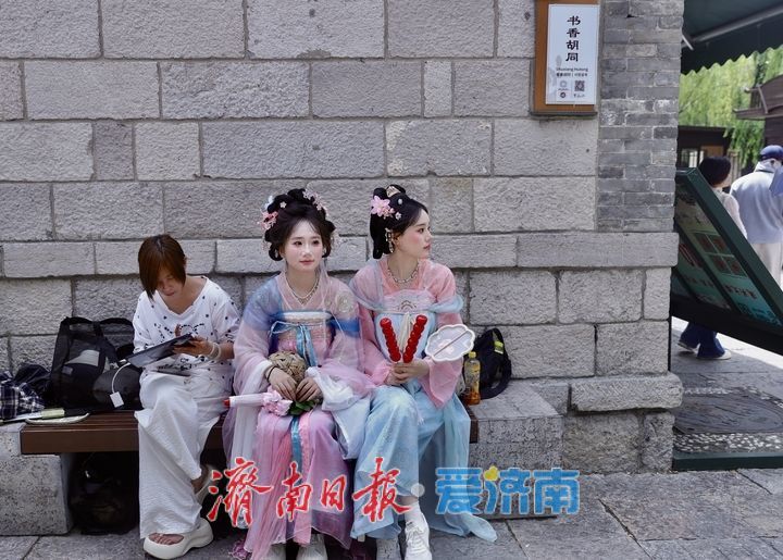 打卡热：游人如织秩序井然，古韵老街尽显文明风尚