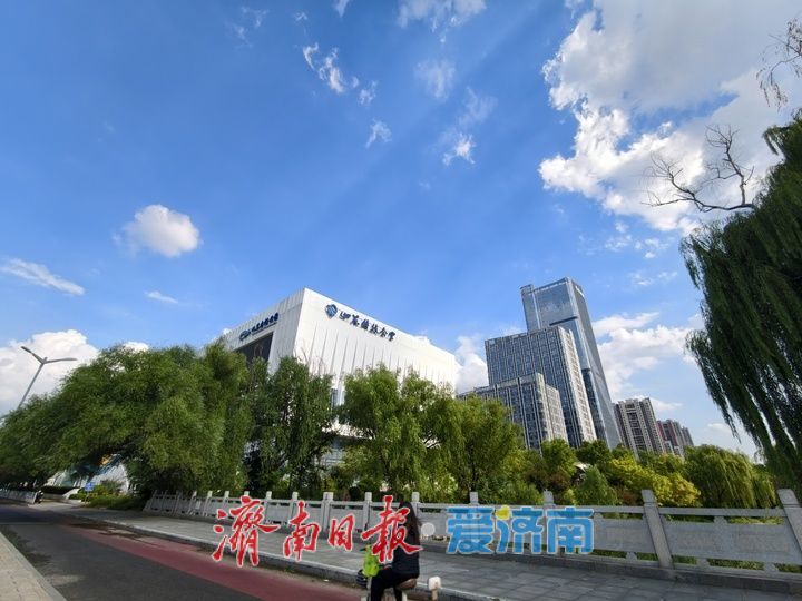 流云漫卷泉城 城市美景如画