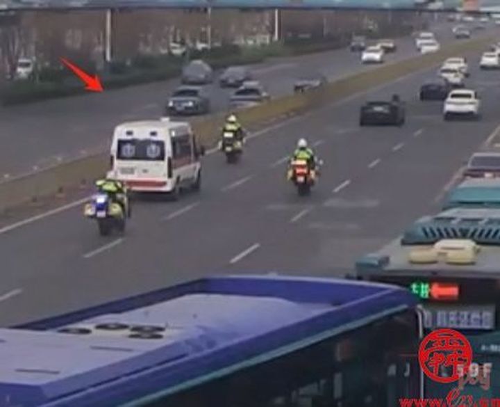 外省婴儿患病急需转院 济南交警紧急护送