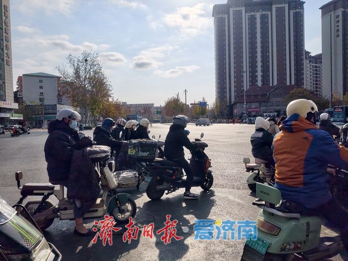 寒潮来袭气温“跳水”，市民“全副武装”出行