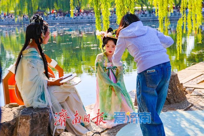 秋日泉巷颜值出圈 曲水亭街拍照打卡热潮持续升温