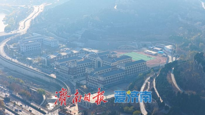 一年四季 泉在济南丨冬日航拍龙鼎学校，光影间的静谧生机