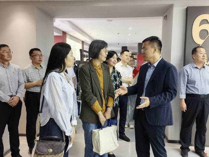 直面学龄人口“排浪式”变化 共商普高扩容提质答卷——市政协月度“商量”专题调研走进济钢高中兴隆校区