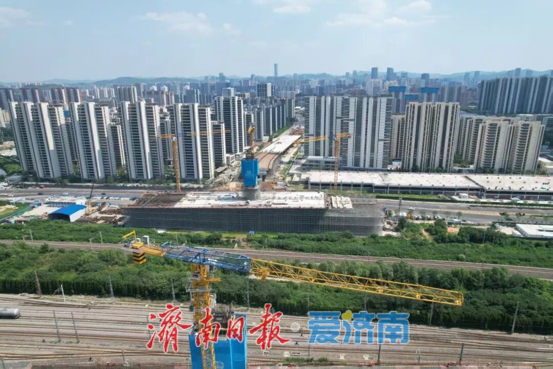 济南开源路跨铁路转体桥关键节段浇筑完成