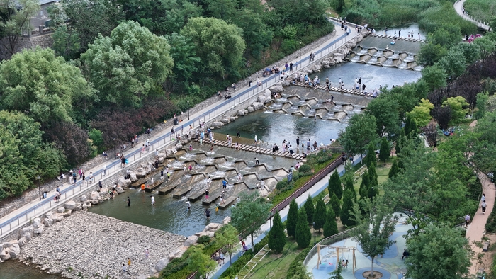 孟家水库游人戏水消暑 乐享清凉夏日