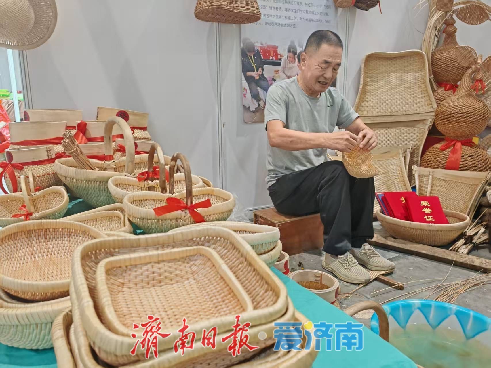 草柳诉传承 文登草柳编亮相“泉・茶”国际文化艺术周