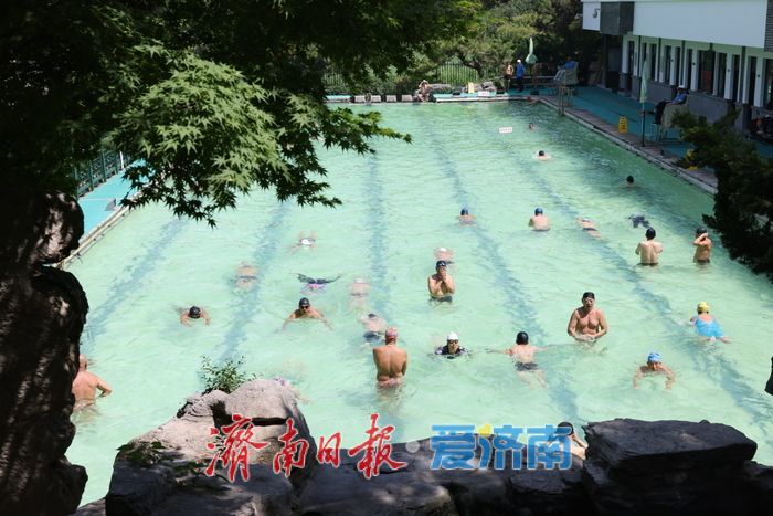 高温“炙烤”济南 泉水浴场成市民避暑“清凉岛”