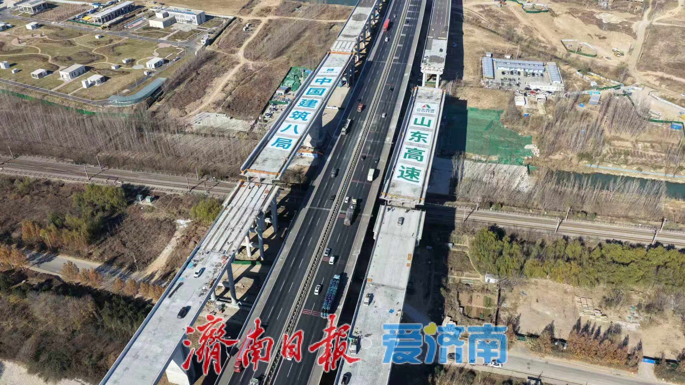 京台高速齐济段改扩建项目上跨京沪铁路三四线立交桥成功转体