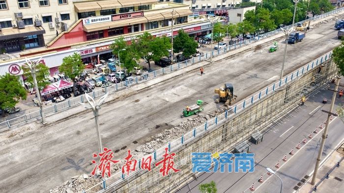 济南纬二路跨铁路天桥改造工程稳步推进 施工现场繁忙有序