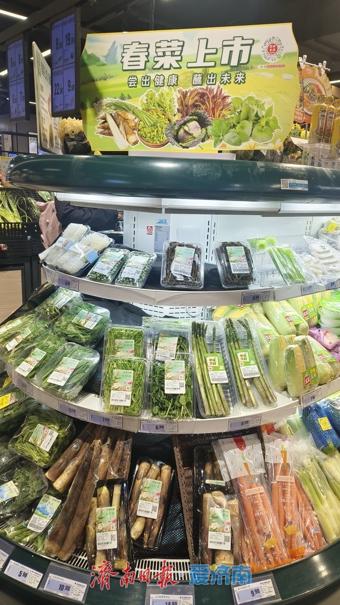 春菜大量上市 价格整体走低 市民争相品尝“春天的味道”