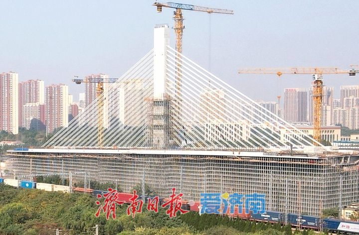 开源路跨铁路转体斜拉桥斜拉索施工完成