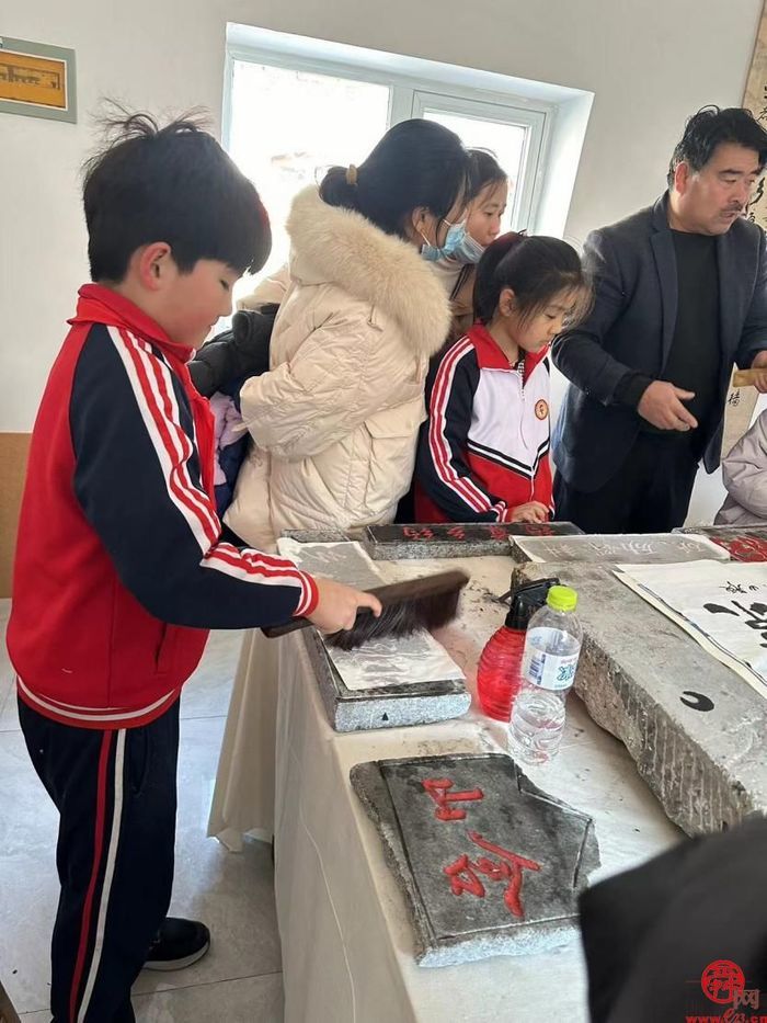 济南市莱芜第二实验小学三（13）中队开展非遗文化拓字主题活动