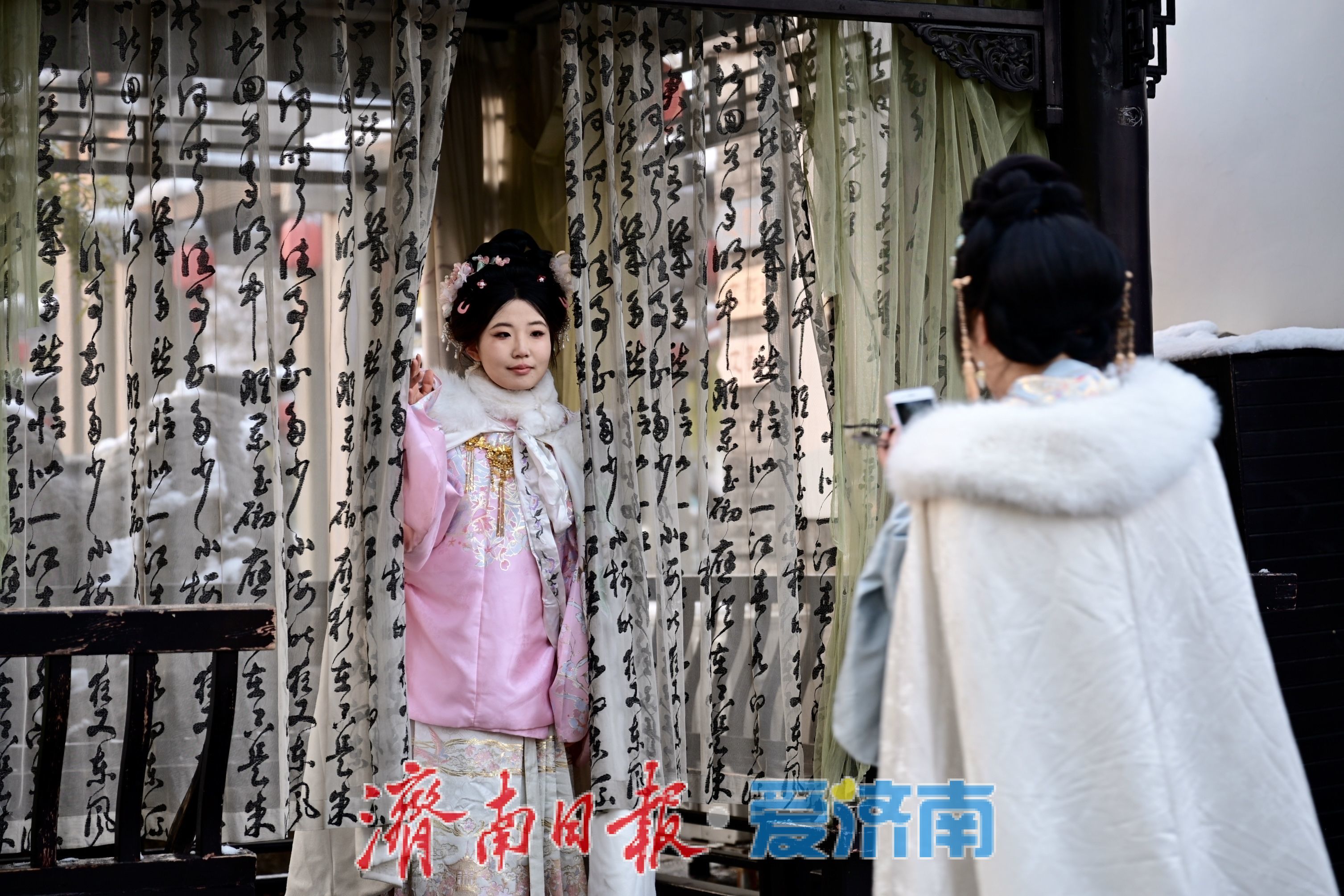 雪落曲水亭，汉服踏冬来