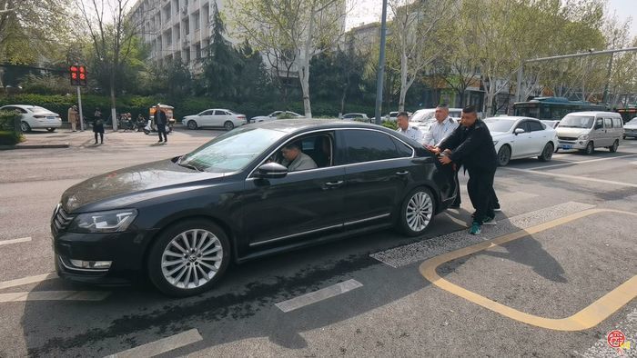 为ta点赞｜私家车路中央抛锚 多位济南公交司机化身“推车侠”