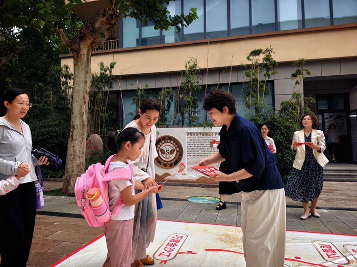 【你好 一年级】雏燕逐梦 红星启航 ——济南市历下区燕山小学举行2026级新生入学仪式