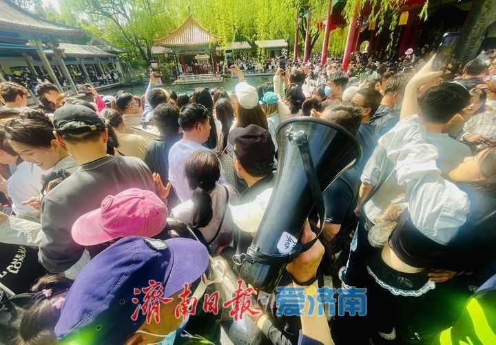 一年四季 泉在济南丨清明假期第二天，趵突泉人气爆棚 三股水景点前游客接踵摩肩