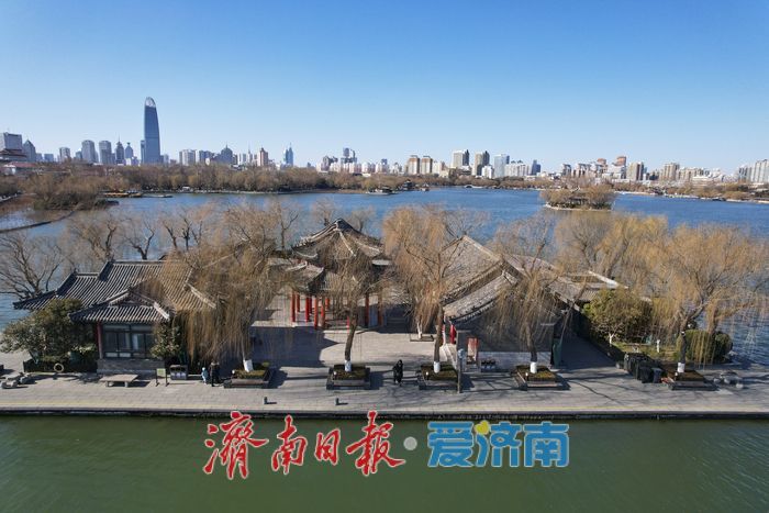 泉城天空湛蓝如洗，佳节将至万象新