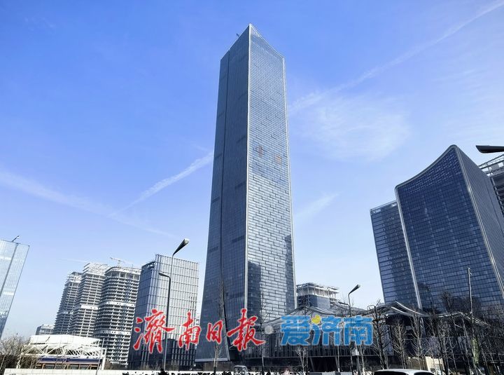 济南信泰中心T1塔楼幕墙工程封顶