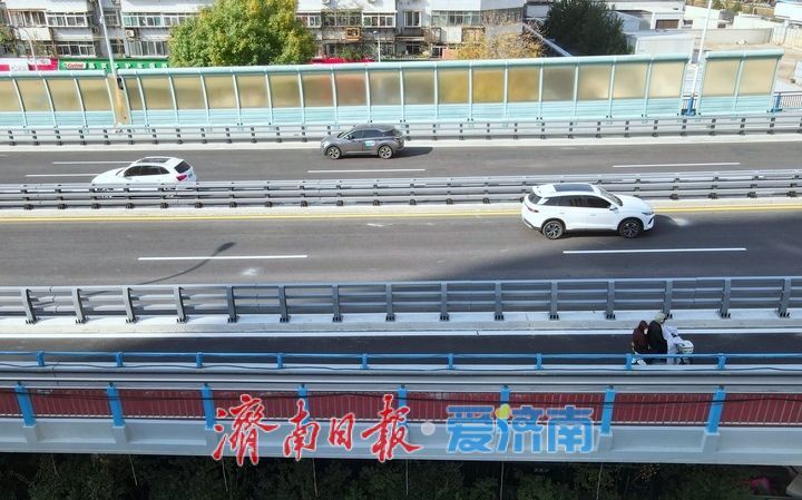 安全防护迭代升级，纬六路高架桥防撞隔离护栏全面更新