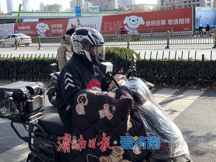 寒潮来袭气温“跳水”，市民“全副武装”出行