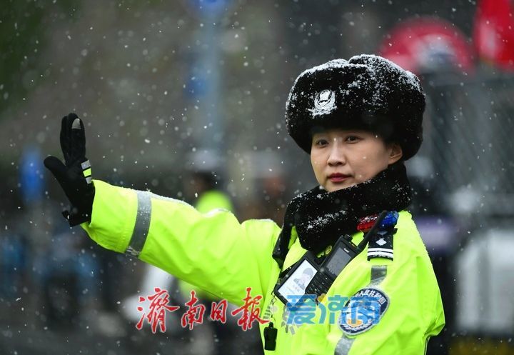 济南迎2025年冬日首场降雪，“警花”雪中绽放