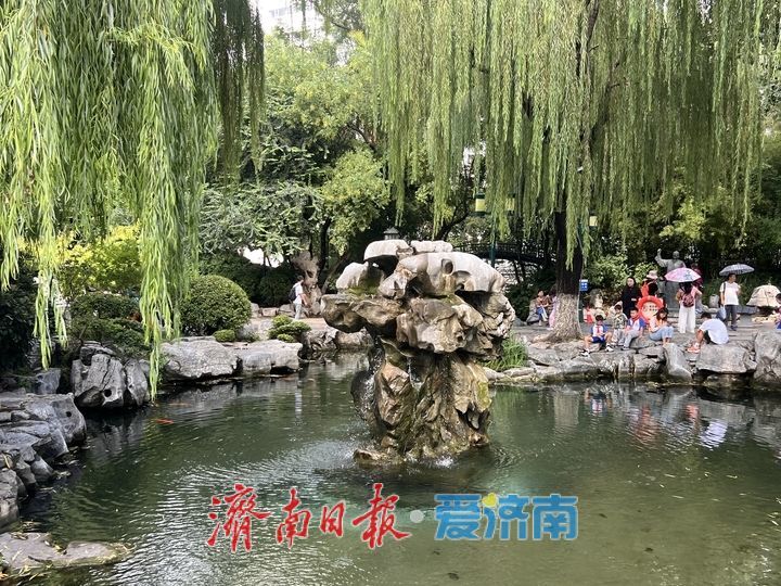 降雨过后月牙泉喷涌欢畅 再现“月牙飞瀑”美景