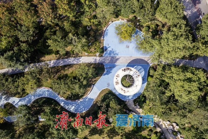 腊山河公园秋色正斑斓，漫步其间赏如画景致