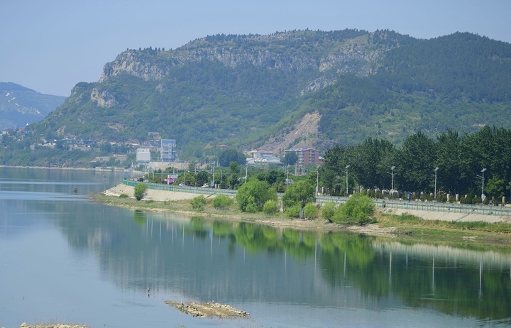 天朗气清，初夏卧虎山水库呈现“天空之镜”美色
