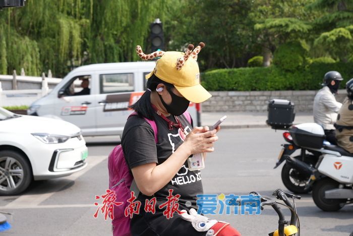 飞絮 “撒欢” 来袭，市民 “口罩” 接招