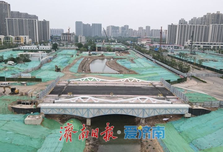 沥青铺设护栏安装完成，济南“中泺河”首座跨河桥梁亮相