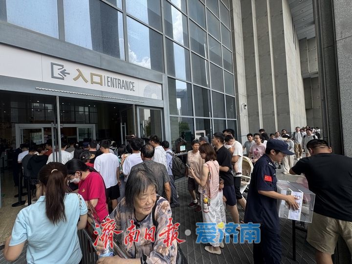 暑期周末热度拉满 山东博物馆迎来亲子参观潮