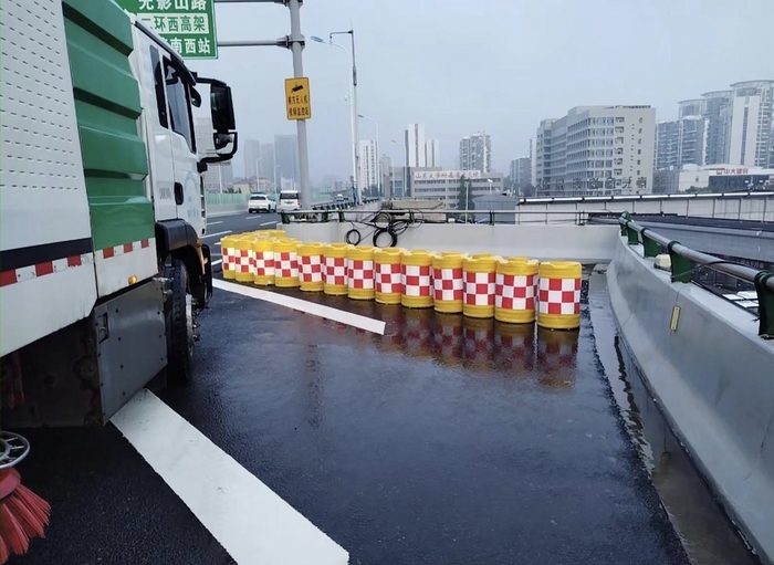 雨前清堵+雨后“搓澡”，济南高架路“天气响应式”保洁
