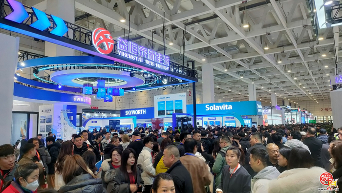 AI能源机器人亮相  2025第二十届济南国际太阳能展开幕