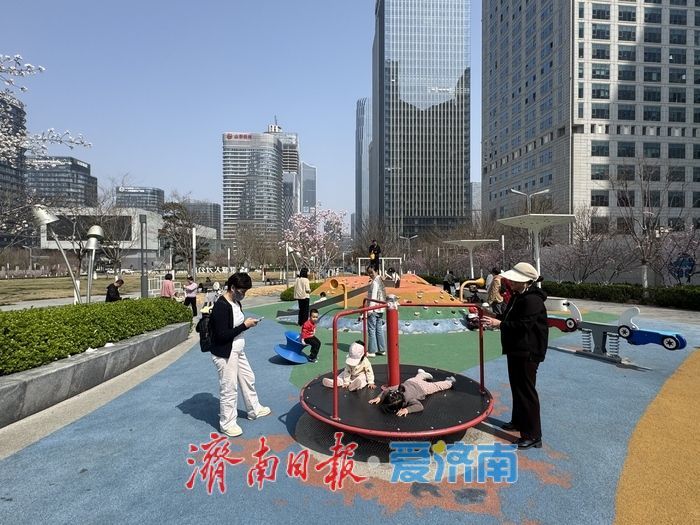 气温升至25℃ 泉城人才公园乐享春日亲子时光