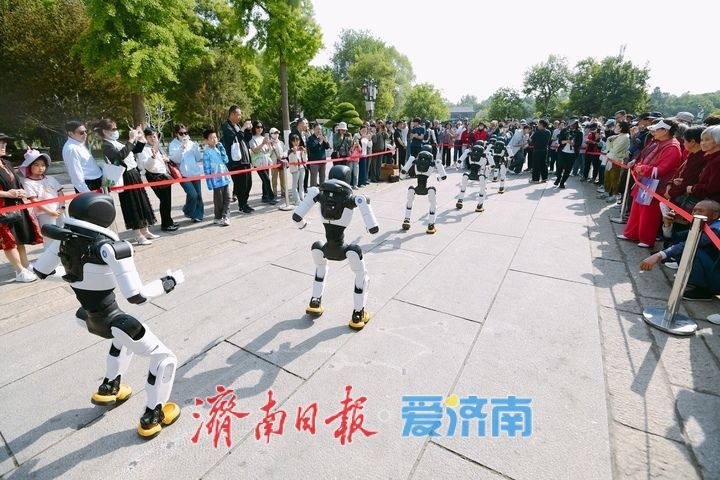 科技与泉水碰撞，“机器人舞团”燃爆大明湖畔