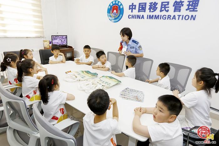 机器人新警首岗：我和小朋友过六一啦！